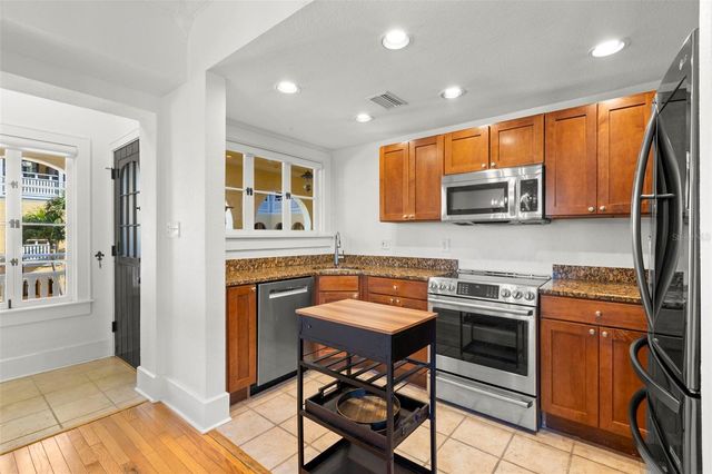 210 22ND AVENUE NE 15, St Petersburg, FL 33704