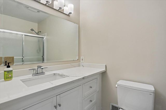 8200 W GAINSBOROUGH CT, Potomac, MD 20854