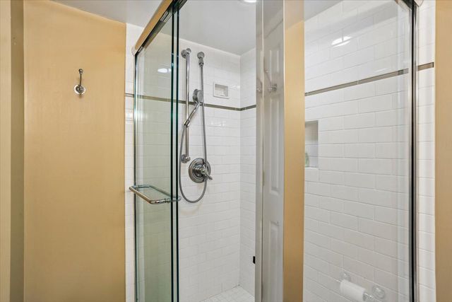 8200 W GAINSBOROUGH CT, Potomac, MD 20854