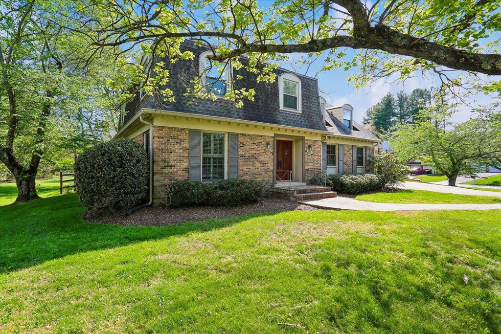 Image 2 of property listing at 8200 W GAINSBOROUGH CT, Potomac, MD 20854