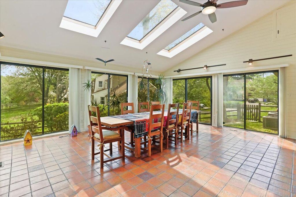 Image 11 of property listing at 8200 W GAINSBOROUGH CT, Potomac, MD 20854