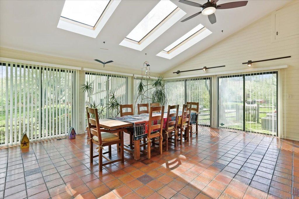 Image 12 of property listing at 8200 W GAINSBOROUGH CT, Potomac, MD 20854