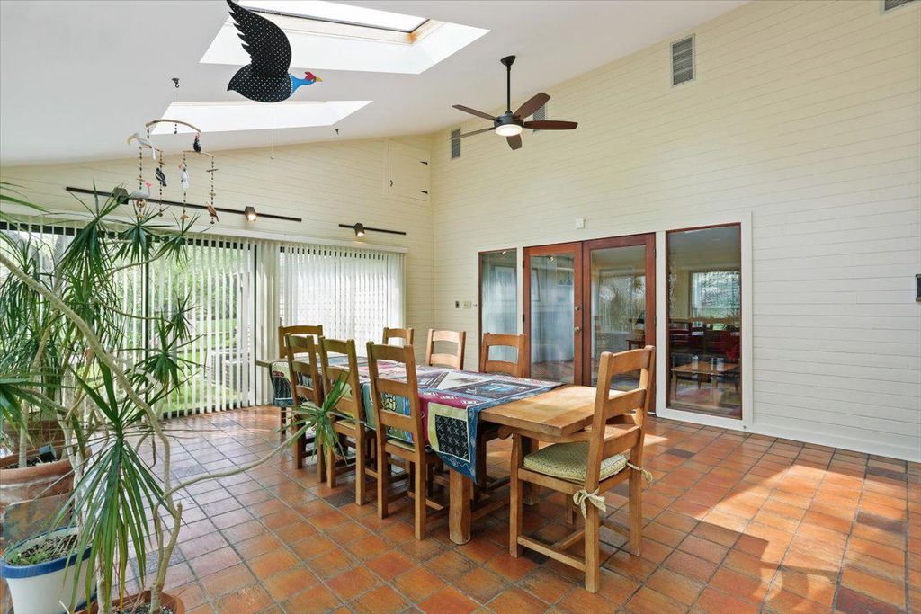 Image 13 of property listing at 8200 W GAINSBOROUGH CT, Potomac, MD 20854