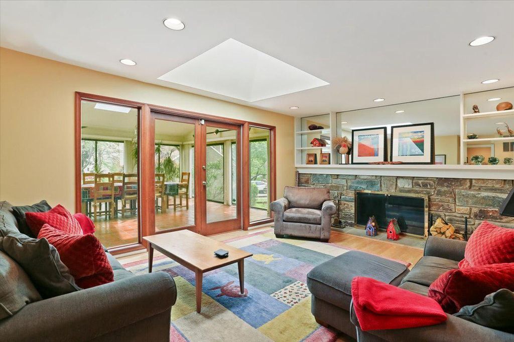 Image 14 of property listing at 8200 W GAINSBOROUGH CT, Potomac, MD 20854