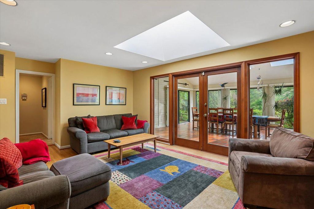 Image 15 of property listing at 8200 W GAINSBOROUGH CT, Potomac, MD 20854