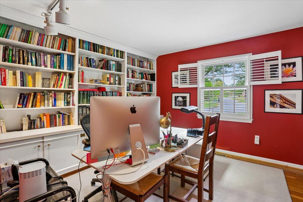 Image 16 of property listing at 8200 W GAINSBOROUGH CT, Potomac, MD 20854