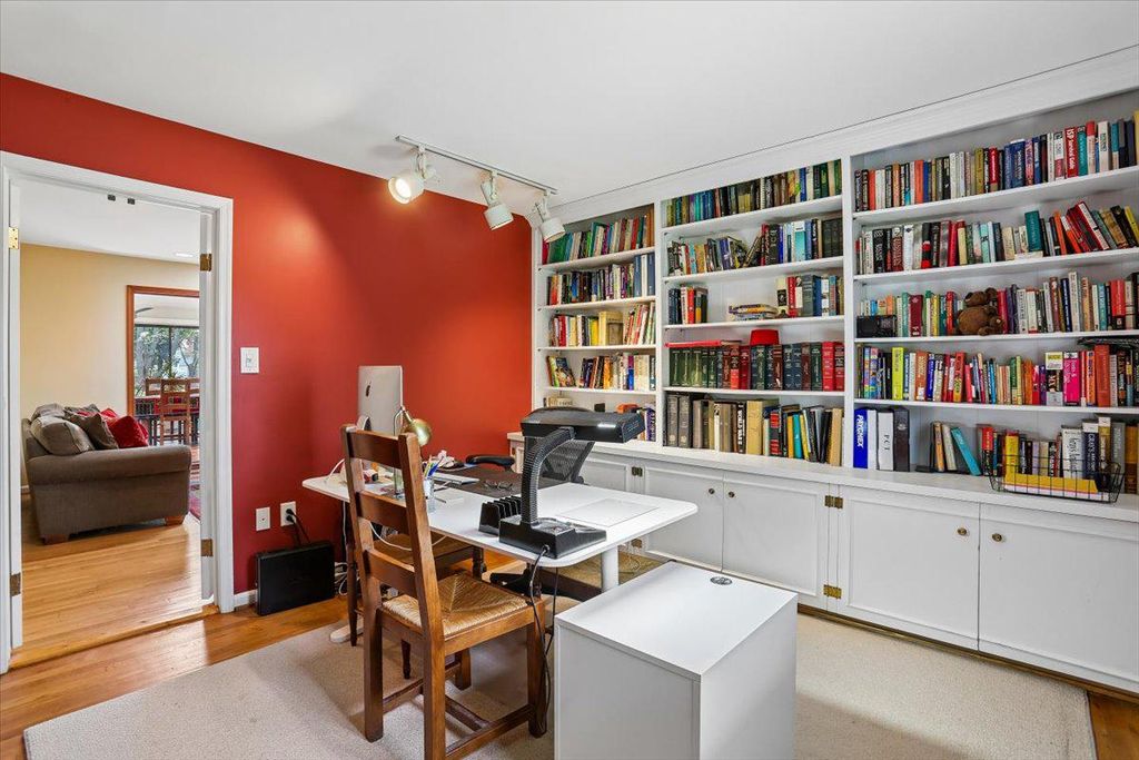 Image 17 of property listing at 8200 W GAINSBOROUGH CT, Potomac, MD 20854