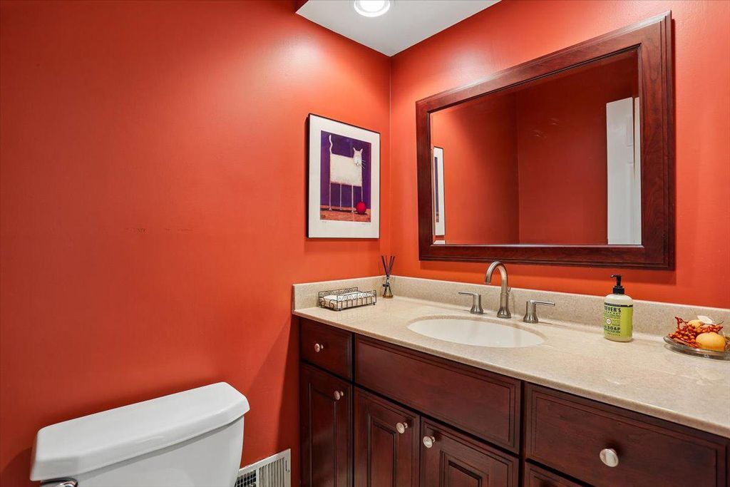 Image 18 of property listing at 8200 W GAINSBOROUGH CT, Potomac, MD 20854