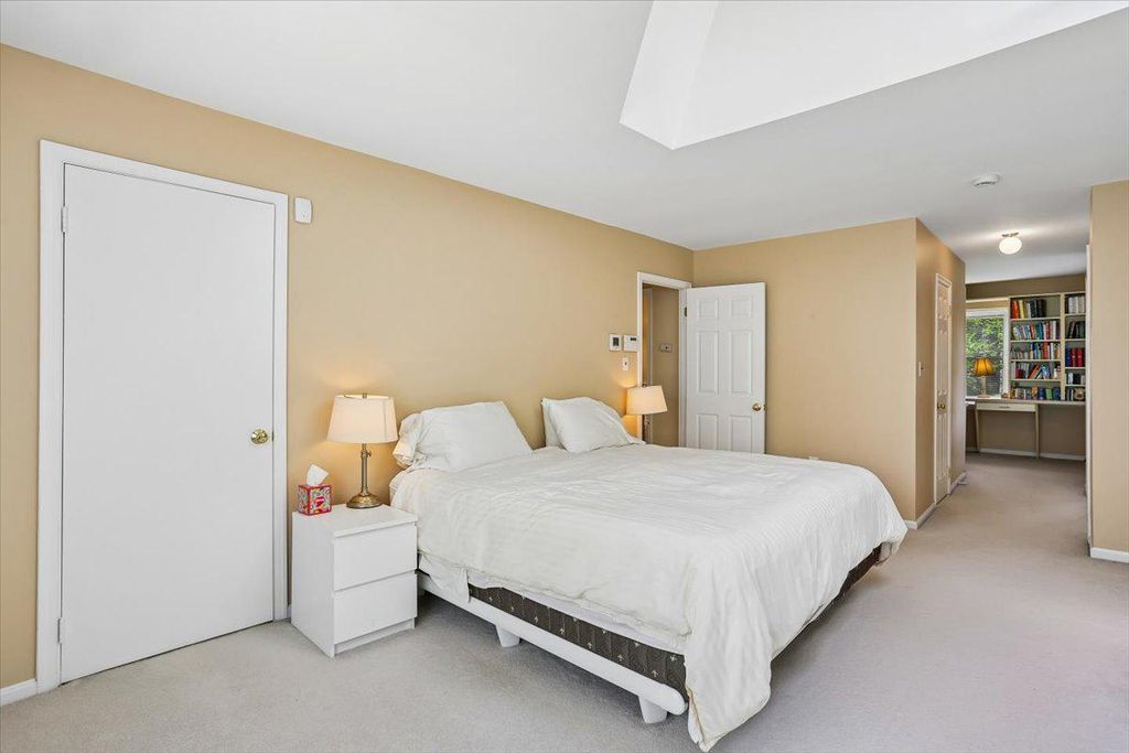 Image 19 of property listing at 8200 W GAINSBOROUGH CT, Potomac, MD 20854