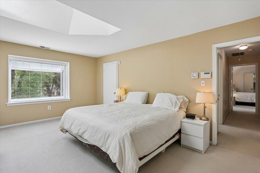 Image 20 of property listing at 8200 W GAINSBOROUGH CT, Potomac, MD 20854