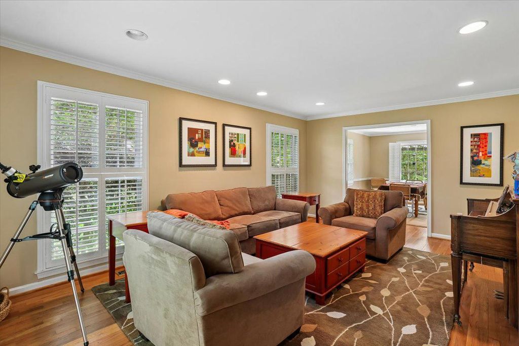 Image 3 of property listing at 8200 W GAINSBOROUGH CT, Potomac, MD 20854