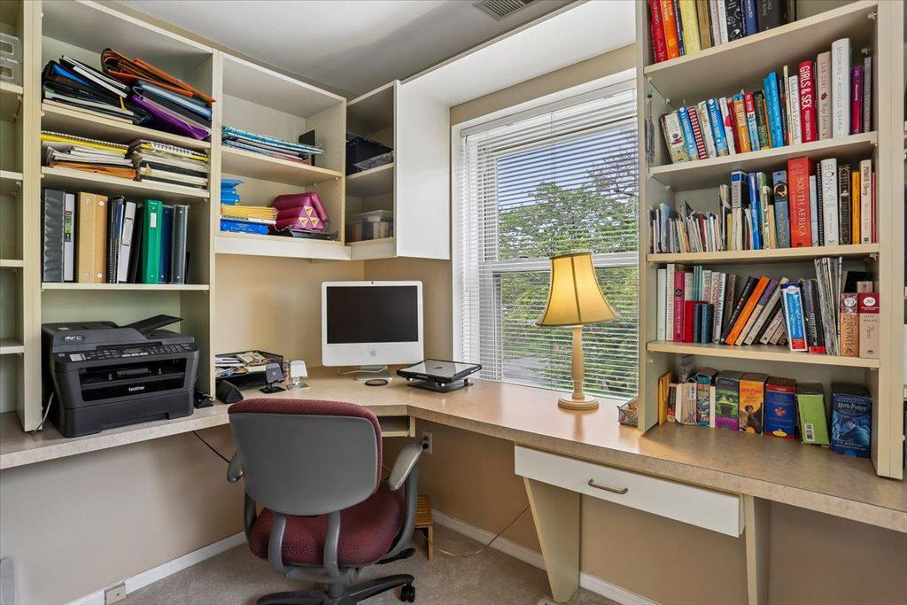 Image 22 of property listing at 8200 W GAINSBOROUGH CT, Potomac, MD 20854