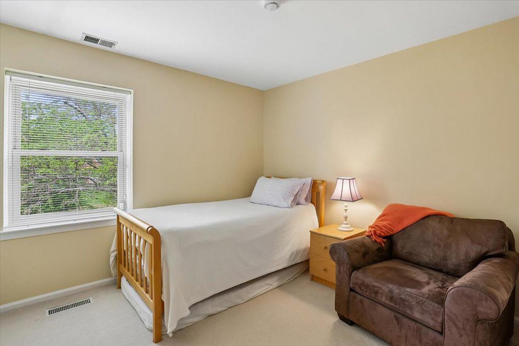 Image 25 of property listing at 8200 W GAINSBOROUGH CT, Potomac, MD 20854