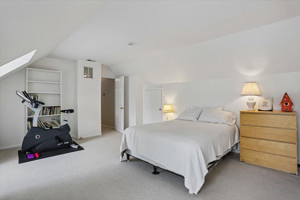 Image 26 of property listing at 8200 W GAINSBOROUGH CT, Potomac, MD 20854