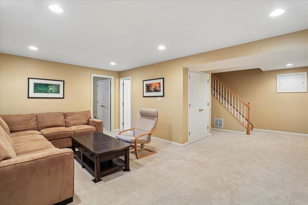 Image 28 of property listing at 8200 W GAINSBOROUGH CT, Potomac, MD 20854