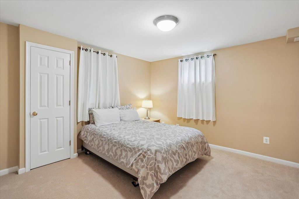 Image 30 of property listing at 8200 W GAINSBOROUGH CT, Potomac, MD 20854