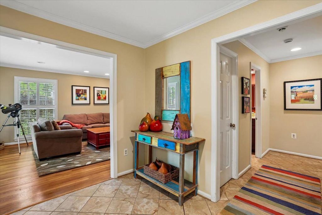 Image 4 of property listing at 8200 W GAINSBOROUGH CT, Potomac, MD 20854