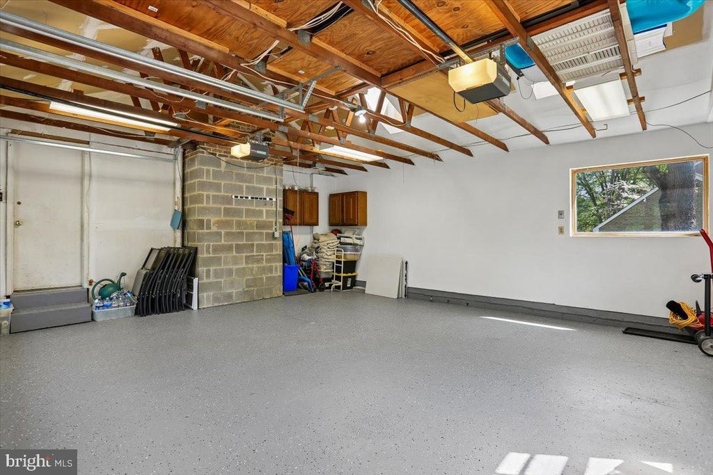 Image 33 of property listing at 8200 W GAINSBOROUGH CT, Potomac, MD 20854