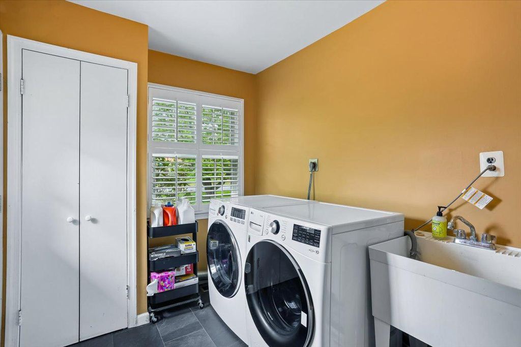 Image 35 of property listing at 8200 W GAINSBOROUGH CT, Potomac, MD 20854