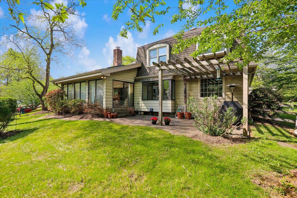 Image 36 of property listing at 8200 W GAINSBOROUGH CT, Potomac, MD 20854