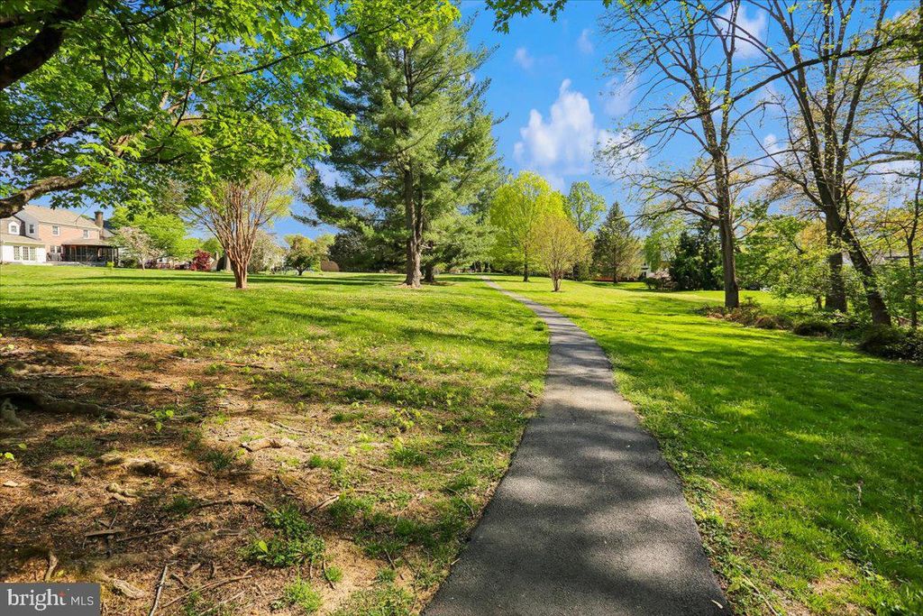 Image 39 of property listing at 8200 W GAINSBOROUGH CT, Potomac, MD 20854