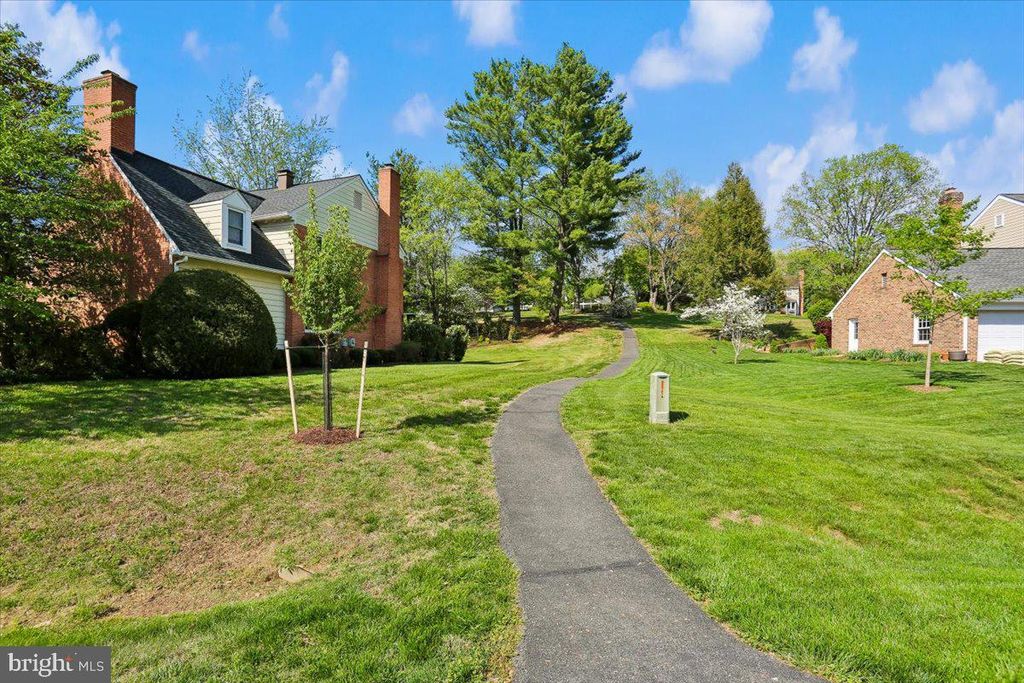 Image 40 of property listing at 8200 W GAINSBOROUGH CT, Potomac, MD 20854