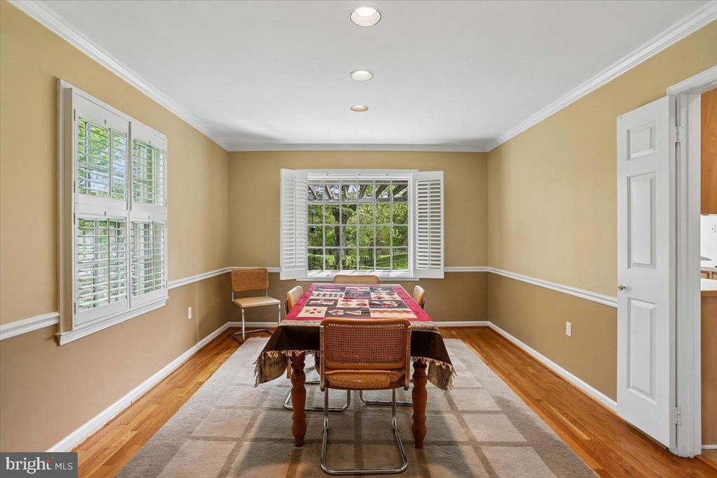 Image 5 of property listing at 8200 W GAINSBOROUGH CT, Potomac, MD 20854