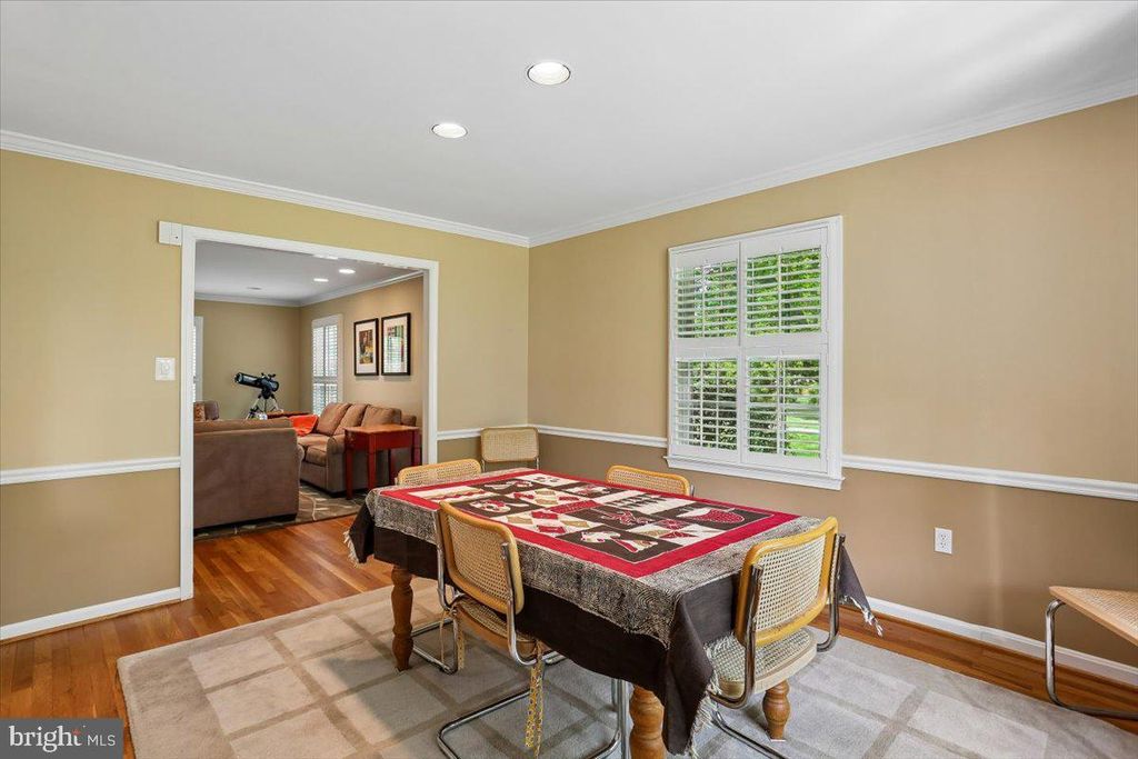 Image 6 of property listing at 8200 W GAINSBOROUGH CT, Potomac, MD 20854