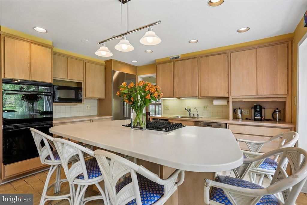 Image 7 of property listing at 8200 W GAINSBOROUGH CT, Potomac, MD 20854