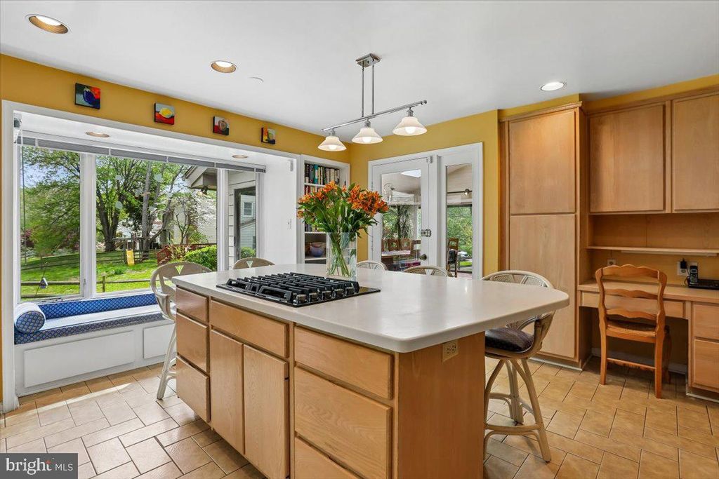 Image 8 of property listing at 8200 W GAINSBOROUGH CT, Potomac, MD 20854