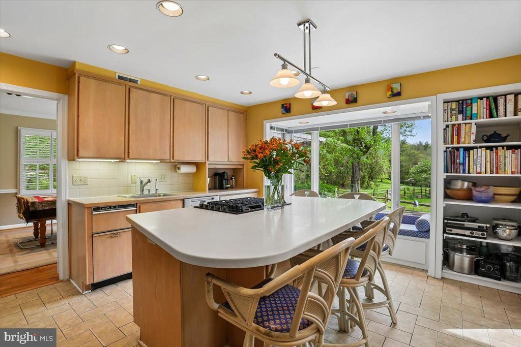 Image 9 of property listing at 8200 W GAINSBOROUGH CT, Potomac, MD 20854