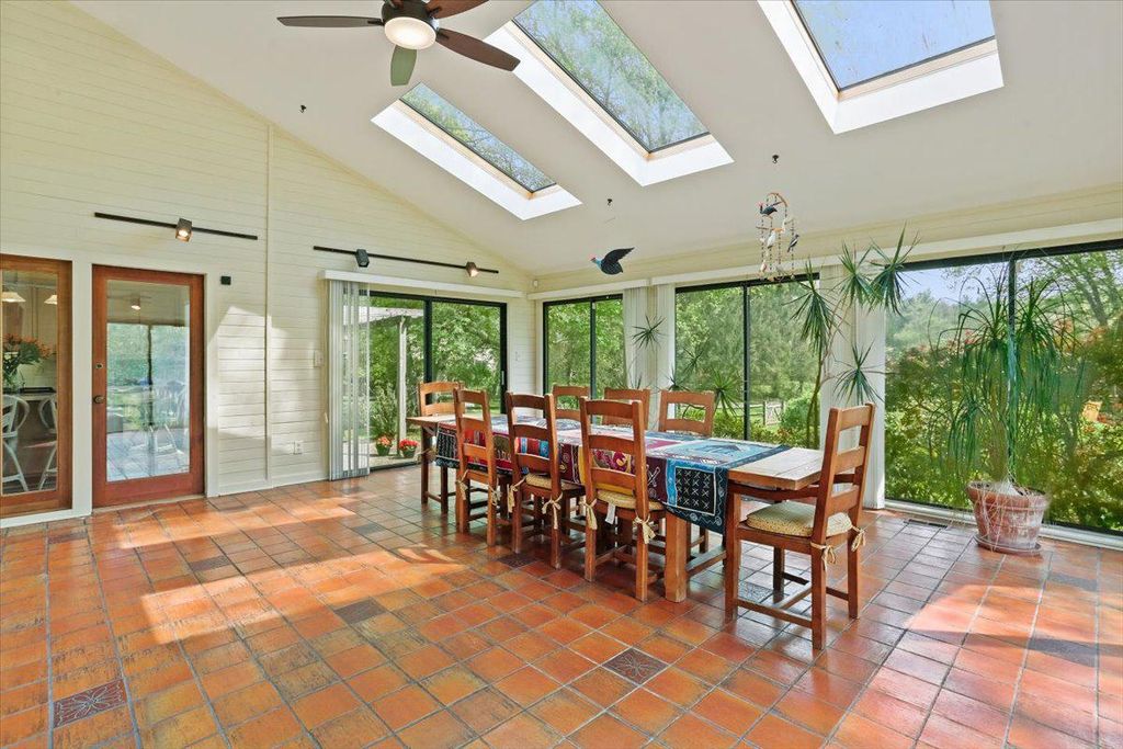 Image 10 of property listing at 8200 W GAINSBOROUGH CT, Potomac, MD 20854