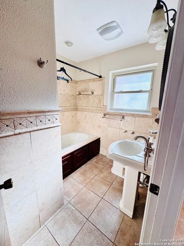 1705 Hickory, Floresville, TX 78114