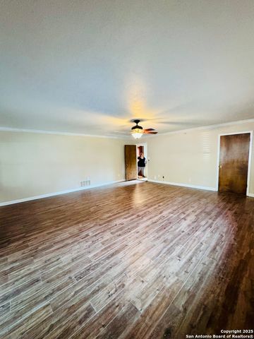 1705 Hickory, Floresville, TX 78114