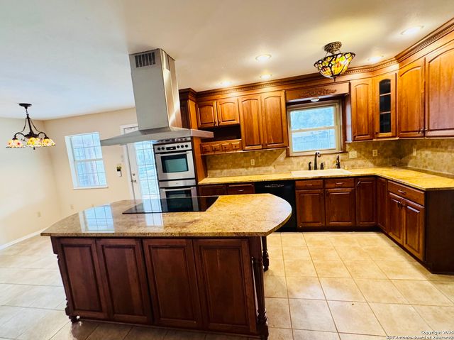 1705 Hickory, Floresville, TX 78114