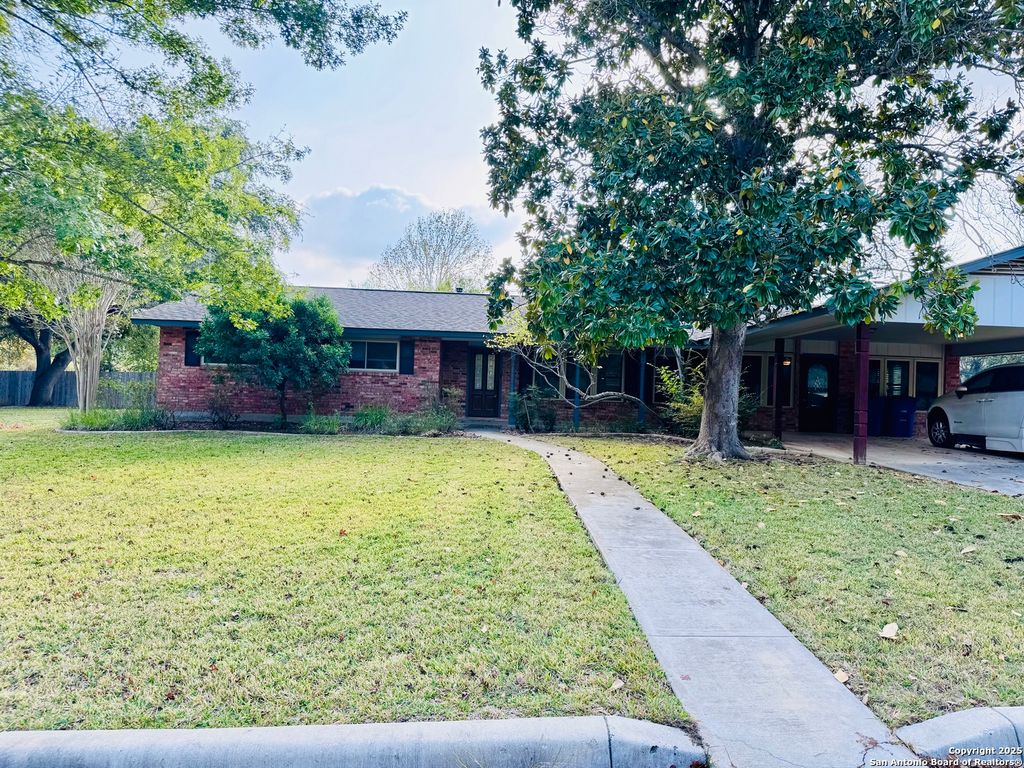 1705 Hickory, Floresville, TX 78114