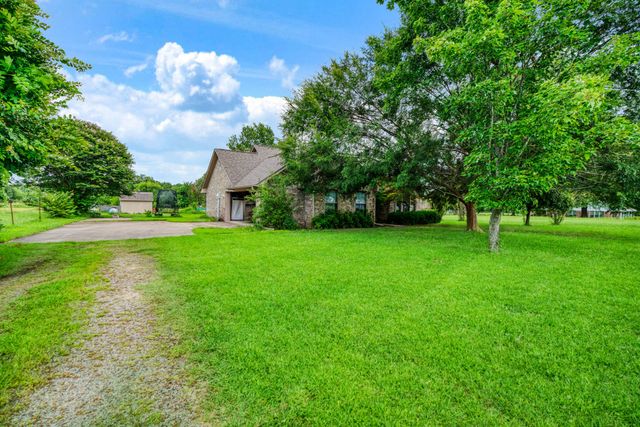 570 N Center, Blossom, TX 75416