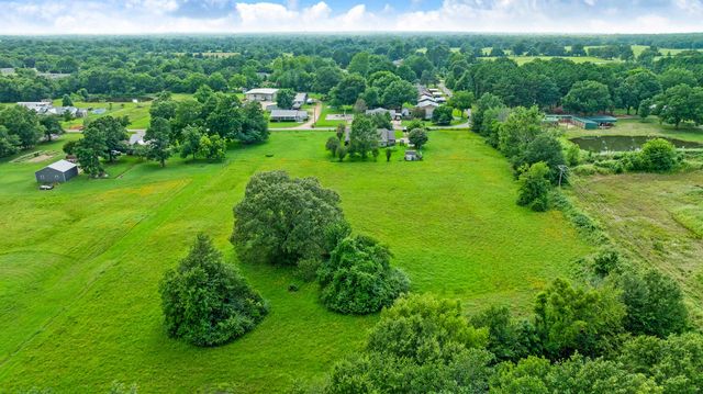 570 N Center, Blossom, TX 75416