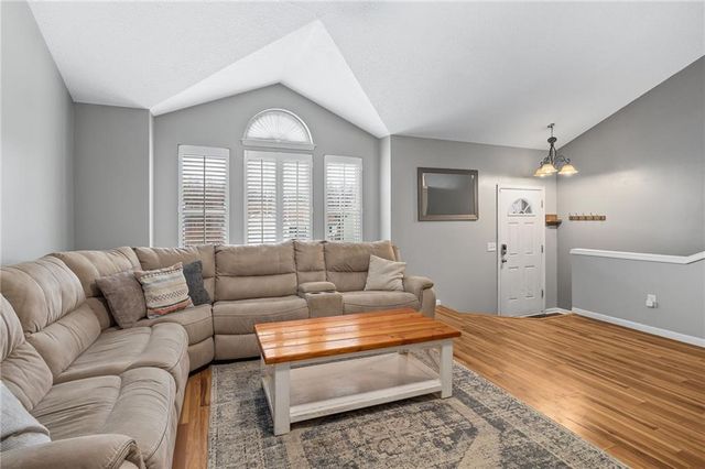 5008 University Avenue, St Joseph, MO 64503