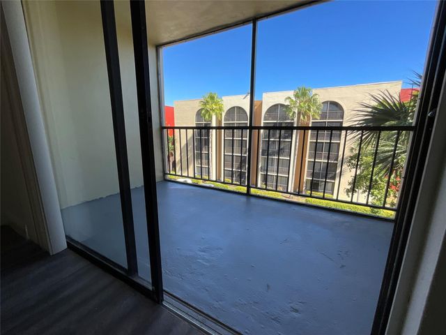 19455 NE 10 Avenue 5-523, North Miami Beach, FL 33179