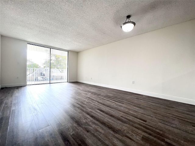 19455 NE 10 Avenue 5-523, North Miami Beach, FL 33179
