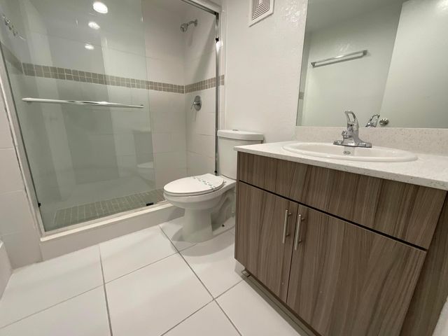 19455 NE 10 Avenue 5-523, North Miami Beach, FL 33179