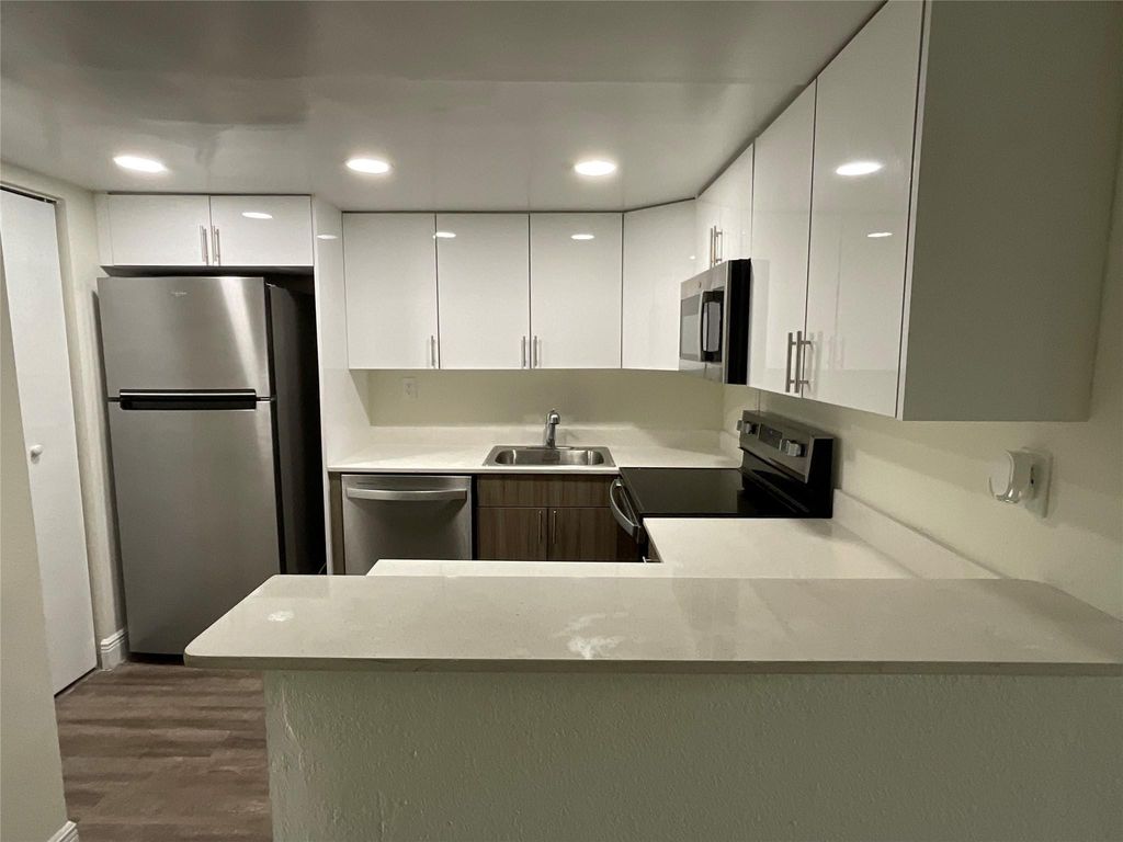 19455 NE 10 Avenue 5-523, North Miami Beach, FL 33179