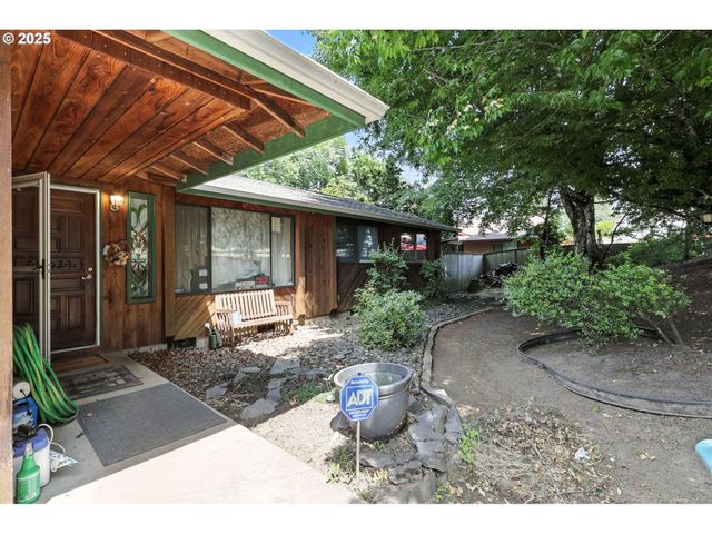 1549 Sw 13TH Cir, Troutdale, OR 97060
