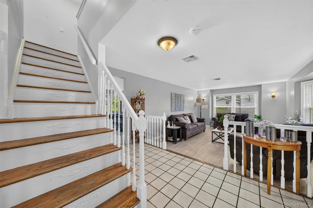 4 Shaker Court, New Windsor, NY 12553