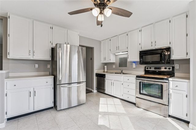 3915 Lexington Dr NE B, Cedar Rapids, IA 52402