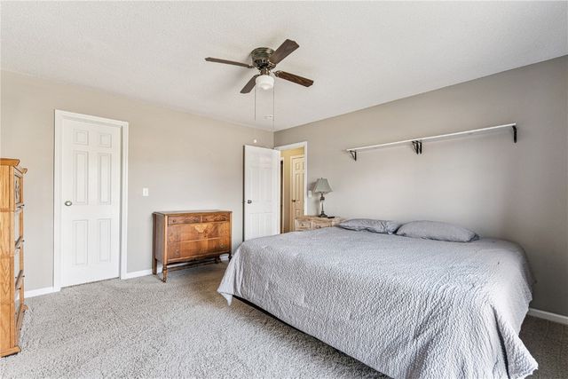 3915 Lexington Dr NE B, Cedar Rapids, IA 52402