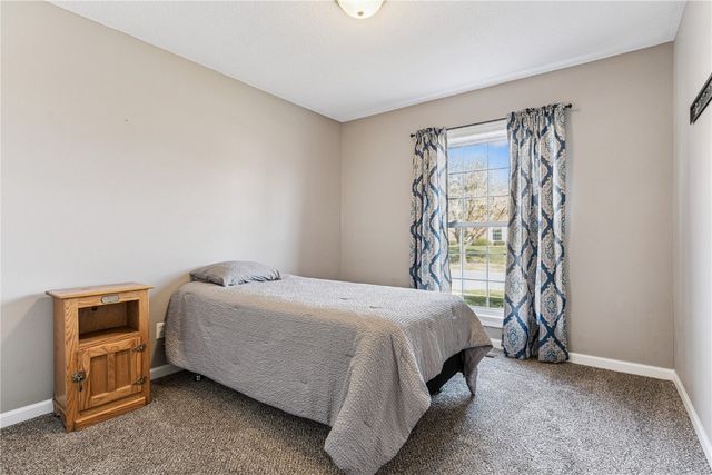 3915 Lexington Dr NE B, Cedar Rapids, IA 52402