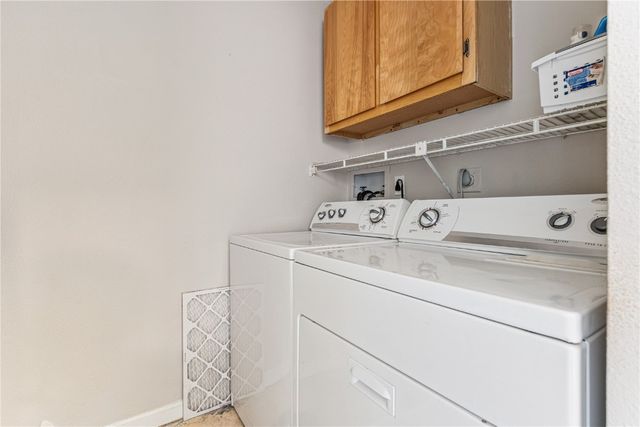 3915 Lexington Dr NE B, Cedar Rapids, IA 52402