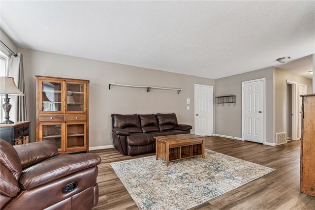 3915 Lexington Dr NE B, Cedar Rapids, IA 52402